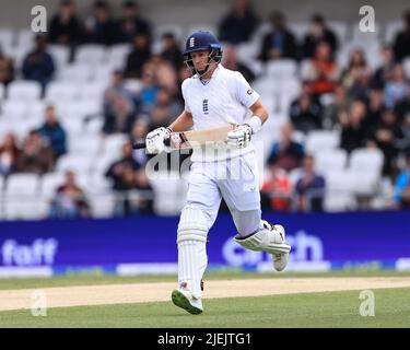 Leeds, Regno Unito. 27th giugno 2022. Joe Root of England effettua due corse a Leeds, Regno Unito il 6/27/2022. (Foto di Mark Cosgrove/News Images/Sipa USA) Credit: Sipa USA/Alamy Live News Foto Stock