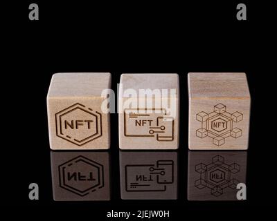 Simboli NFT su blocchi di legno come concetto di utilizzo di gettoni non-fungibili Foto Stock