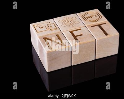 Testo NFT sui cubi di legno come concetto di commercio di merci digitali Foto Stock