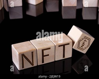 Texte sur NFT on WOOOOD Cubes as Concept of non-fungibile tokens trading Foto Stock