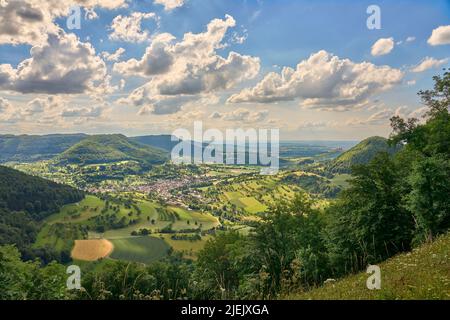 Paesaggio panoramico in un punto panoramico sull'Albo Svevo sopra il villaggio di Neidlingen, Baden-Württemberg, Germania Foto Stock