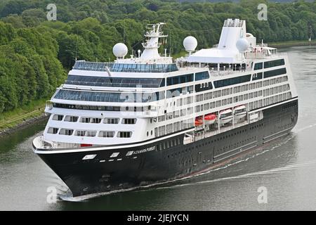 L'INSEGUIMENTO cruiseship DI AZAMARA passa il canale di Kiel Foto Stock