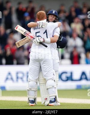 Jonny Bairstow (a sinistra) e Joe Root si abbracciano alla fine del gioco dopo il quinto giorno del terzo LV= Insurance Test Series Match allo stadio Emerald Headingley di Leeds. Data foto: Lunedì 27 giugno 2022. Foto Stock