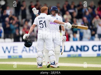 Jonny Bairstow (a sinistra) e Joe Root si abbracciano alla fine del gioco dopo il quinto giorno del terzo LV= Insurance Test Series Match allo stadio Emerald Headingley di Leeds. Data foto: Lunedì 27 giugno 2022. Foto Stock