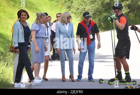 Elmau, Germania. 27th giugno 2022. Britta Ernst, moglie del cancelliere tedesco OLAF Scholz (SPD) (l-r), Miriam Neureuther, ex biatleta professionista, Brigitte Macron, moglie del presidente francese Emmanuel Macron, e Christian Neureuther, ex sciatore professionista, si trovano ad un incontro con il Werdenfels Junior Olympic Biathlon Group nell'ambito del programma partner. Credit: Karl-Josef Hildenbrand/dpa/Alamy Live News Foto Stock