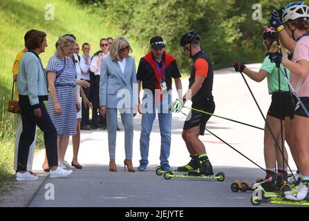 Elmau, Germania. 27th giugno 2022. Britta Ernst, moglie del cancelliere tedesco OLAF Scholz (SPD) (l-r), Miriam Neureuther, ex biatleta professionista, Brigitte Macron, moglie del presidente francese Emmanuel Macron, e Christian Neureuther, ex sciatore professionista, si trovano ad un incontro con il Werdenfels Junior Olympic Biathlon Group nell'ambito del programma partner. Credit: Karl-Josef Hildenbrand/dpa/Alamy Live News Foto Stock