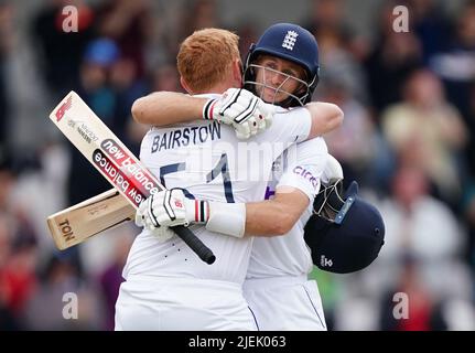 Jonny Bairstow (a sinistra) e Joe Root si abbracciano alla fine del gioco dopo il quinto giorno del terzo LV= Insurance Test Series Match allo stadio Emerald Headingley di Leeds. Data foto: Lunedì 27 giugno 2022. Foto Stock