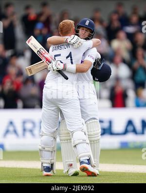 Jonny Bairstow (a sinistra) e Joe Root si abbracciano alla fine del gioco dopo il quinto giorno del terzo LV= Insurance Test Series Match allo stadio Emerald Headingley di Leeds. Data foto: Lunedì 27 giugno 2022. Foto Stock