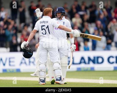 Jonny Bairstow (a sinistra) e Joe Root si abbracciano alla fine del gioco dopo il quinto giorno del terzo LV= Insurance Test Series Match allo stadio Emerald Headingley di Leeds. Data foto: Lunedì 27 giugno 2022. Foto Stock