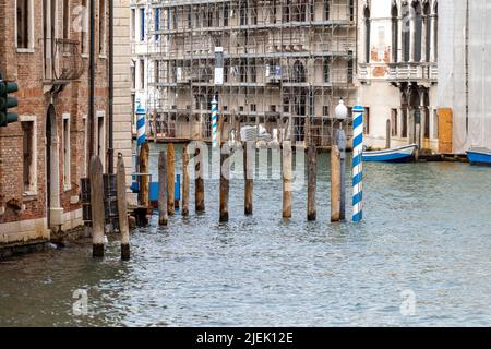 Venezia, Italia - 06 09 2022: Gondola in legno posti sul canale di Venezia. Foto Stock