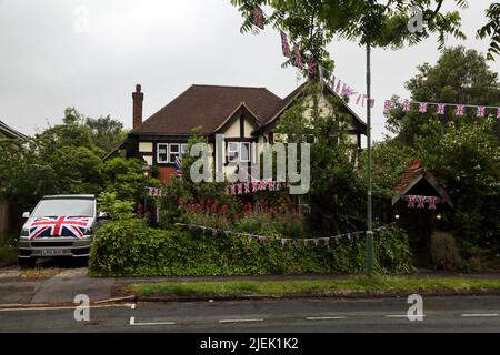 Union Jack Bunting Outside House per la Regina Elisabetta II Platinum Jubilee Street Party Surrey Inghilterra Foto Stock
