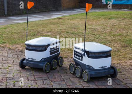 I robot Starship consegnano a Milton Keynes, Buckinghamshire, Regno Unito, nel mese di giugno Foto Stock