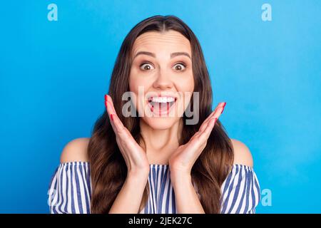 Foto ritratto donna stupito ridendo overjoyed bocca aperta isolato vivido blu sfondo di colore Foto Stock