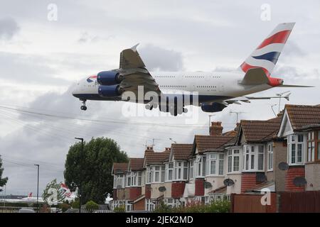 Aeroporto di Heathrow Londra, Regno Unito. 27th giugno 2022. Un aereo British Airways Airbus A380 arriva all'aeroporto di Heathrow. Il personale di BA con sede all'aeroporto di Londra ha votato a favore di un'azione di sciopero durante il prossimo periodo delle vacanze estive scolastiche, chiedendo salari più elevati per affrontare il crescente costo della vita. Credit: MARTIN DALTON/Alamy Live News Foto Stock