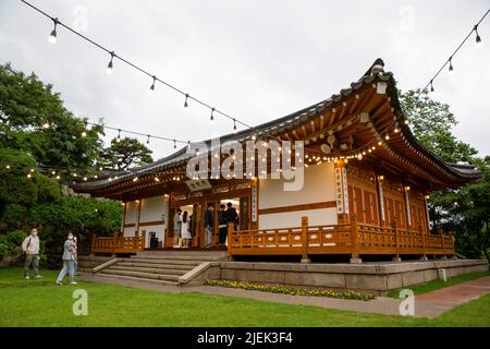 Seul, Corea del Sud. 27th giugno 2022. La gente visita un hanok di Sancheonggak a Seoul, Corea del Sud, 27 giugno 2022. Sancheonggak, un luogo che vanta cultura e arte tradizionali attraverso sei hanoks e padiglioni con i suoi paesaggi panoramici, riaperto il lunedì dopo due anni di ristrutturazione. Credit: Wang Yiliang/Xinhua/Alamy Live News Foto Stock