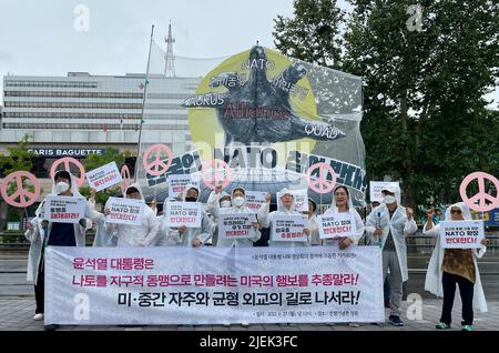 Seul, Corea del Sud. 27th giugno 2022. 27 giugno, 2022-Seoul, gli attivisti Corea del Sud-Corea si radunano contro il governo sudcoreano e la NATO al primo ufficio di presidenza a Seoul, Corea del Sud. Il presidente Yoon Suk-yeol è partito per la Spagna lunedì per partecipare a un vertice della NATO e incontrare i leader mondiali per discutere di questioni economiche e di sicurezza durante il suo primo viaggio all'estero come presidente. (Credit Image: © ho via ZUMA Press Wire) Foto Stock