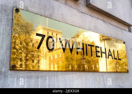 Londra, Regno Unito - 16th Aprile 2022: 70 Whitehall, l'ingresso al Gabinetto del governo britannico, un dipartimento progettato per sostenere il primo Ministro Foto Stock