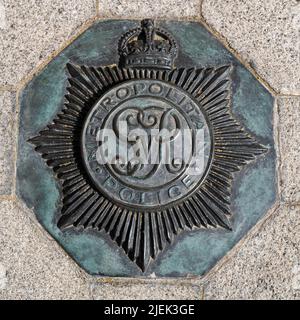 Londra, UK - 16th Aprile 2022: Corona emblam per il servizio Metropolitan Police, incorporato nel marciapiede all'esterno del New Scotland Yard Building, VI Foto Stock