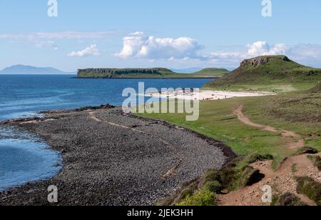 Vista panoramica della costa di Dunvegan a nord di Skye, Scozia Regno Unito, con Claigan Coral Beach in lontananza. La spiaggia è fatta di conchiglie bianche schiacciate. Foto Stock