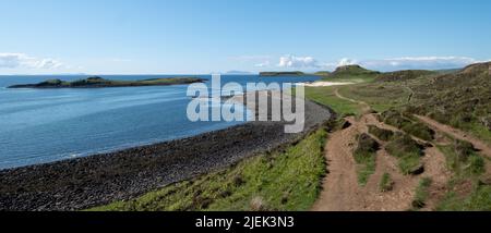 Vista panoramica della costa di Dunvegan a nord di Skye, Scozia Regno Unito, con Claigan Coral Beach in lontananza. La spiaggia è fatta di conchiglie bianche schiacciate. Foto Stock