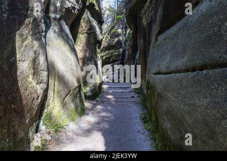 Percorso turistico tra torri di roccia e mura in Adrspach Rocks, Repubblica Ceca Foto Stock