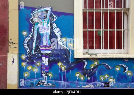 Murales lungo la strada a Valparaiso, Cile. Valparaiso è stato dichiarato patrimonio dell'umanità dall'UNESCO nel 2003. Foto Stock