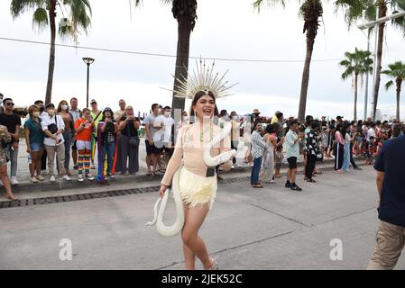 Pattaya, Chonburi, Tailandia. 25th giugno 2022. I membri e gli alleati della comunità LGBTQ partecipano a Pride all'evento 'Pattaya International Pride Festival 2022' sulla seconda strada di Pattaya. Marciando verso Beach Road, Pattaya City, Chonburi Province, Thailandia per celebrare il mese dell'orgoglio e sostenere l'uguaglianza di genere. (Credit Image: © Teera Noisakran/Pacific Press via ZUMA Press Wire) Foto Stock