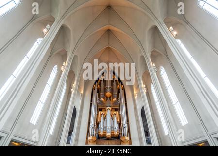 Tubi d'organo all'interno della moderna chiesa luterana di Hallgrim (Hallgrimskirkja) a Reykjavik, Islanda Foto Stock