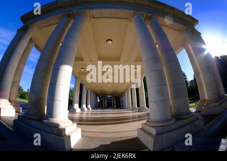 Colonne di marmo su un padiglione dell'edificio che mostrano design architettonico e struttura decorativa con luce e ombre Foto Stock