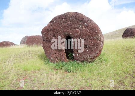 Puna Pau, isola di Pasqua, Cile. Puna Pau è una cava in un piccolo cratere ed era l'unica fonte della scoria rossa che il popolo Rapa Nui usava per carv Foto Stock