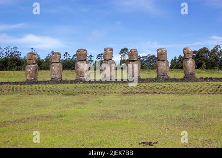 AHU Akivi, isola di Pasqua, Cile. AHU Akivi è un luogo sacro con sette moai, tutti uguali dimensioni e forma. Il moai faccia tramonto durante l'equinozio di primavera Foto Stock