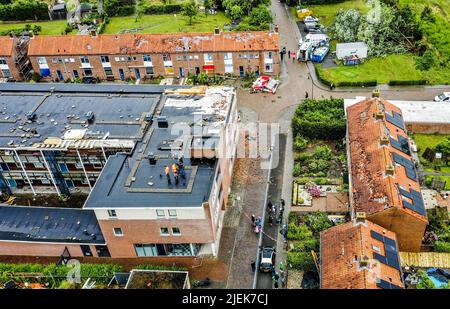 2022-06-27 15:31:35 ZIERIKZEE - immagini drone del danno in Zierikzee. Una raffica di vento ha causato danni ingenti. Le tegole del tetto sono state soffiate dalle case e gli alberi caduti. ANP JEFFREY GROENEWEG olanda OUT - belgio OUT Foto Stock