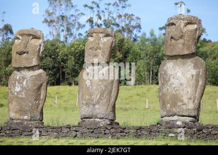 Dettagli del moai a AHU Akivi, isola di Pasqua, Cile. AHU Akivi è un luogo sacro con sette moai, tutti uguali dimensioni e forma. Il moai faccia tramonto durante Foto Stock