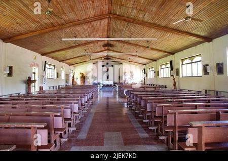 Interno della Chiesa cattolica a Hanga Roa, Isola di Pasqua, Cile Foto Stock