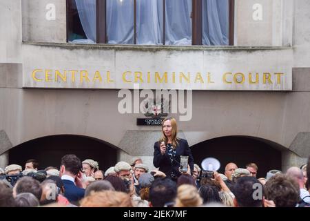 Londra, Regno Unito. 27th giugno 2022. Un barrister parla fuori dal campo durante il rally. I barristi criminali si sono riuniti al di fuori del Tribunale penale centrale, noto come Old Bailey, mentre iniziano il loro sciopero sulle tasse di pagamento e di aiuto legale. (Foto di Vuk Valcic/SOPA Images/Sipa USA) Credit: Sipa USA/Alamy Live News Foto Stock