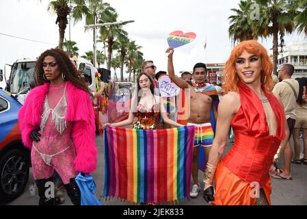 Pattaya, Chonburi, Tailandia. 25th giugno 2022. I membri e gli alleati della comunità LGBTQ partecipano a Pride all'evento 'Pattaya International Pride Festival 2022' sulla seconda strada di Pattaya. Marciando verso Beach Road, Pattaya City, Chonburi Province, Thailandia per celebrare il mese dell'orgoglio e sostenere l'uguaglianza di genere. (Credit Image: © Teera Noisakran/Pacific Press via ZUMA Press Wire) Foto Stock