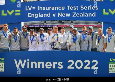 Leeds, Regno Unito. 27th giugno 2022. Ben Stokes d'Inghilterra e il suo team vincono il LV= Insurance Test Series Credit: News Images /Alamy Live News Foto Stock