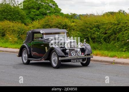 1936 30s Thirties ALVIS 2362cc berlina; in rotta per Hoghton Tower per la Supercar Summer Showtime auto incontro che è organizzato da Great British Motor Show a Preston, Regno Unito Foto Stock