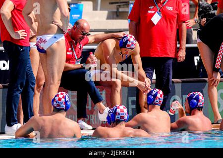 BUDAPEST, UNGHERIA - GIUGNO 27: Direttore Dejan Stanojevic della Georgia, Luka Bukic della Croazia, Ivan Krapic della Croazia, Andrija Basic della Croazia, Jerko Marinic Kragic della Croazia durante i campionati mondiali FINA di Budapest 2022 1/8 finali tra Georgia e Croazia il 27 giugno 2022 a Budapest, Ungheria (Foto di Albert ten Hove/Orange Pictures) Foto Stock