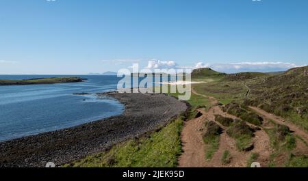 Vista panoramica della costa di Dunvegan a nord di Skye, Scozia Regno Unito, con Claigan Coral Beach in lontananza. La spiaggia è fatta di conchiglie bianche schiacciate. Foto Stock