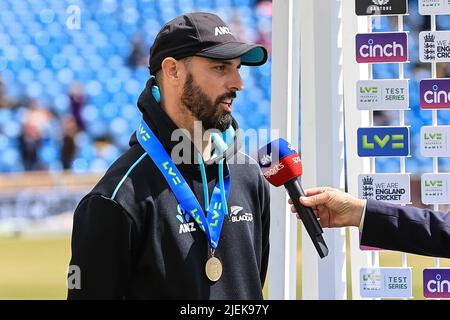 Leeds, Regno Unito. 27th giugno 2022. Daryl Mitchell della Nuova Zelanda è intervistato da Sky Sports Cricket Credit: News Images /Alamy Live News Foto Stock