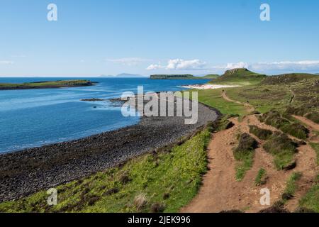 Vista panoramica della costa di Dunvegan a nord di Skye, Scozia Regno Unito, con Claigan Coral Beach in lontananza. La spiaggia è fatta di conchiglie bianche schiacciate. Foto Stock