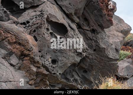 Santorini: Paesaggio lunare formato da scogliere erose di pomice sulla Moon Beach vicino a Vlychada Foto Stock