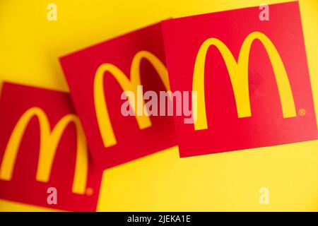 LONDRA, Regno Unito - Giugno 2022: McDonalds iconico logo su sfondo giallo. McDonalds è un'azienda globale di fast food Foto Stock