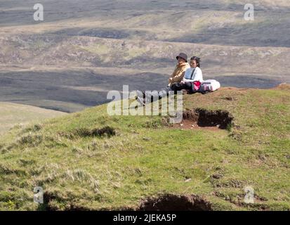 I turisti a Fairy Glen sulla Penisola di Trotternish. Paesaggio variegato con colline, valli e scogliere di basalto a nord di Skye. La zona soffre di turismo eccessivo. Foto Stock