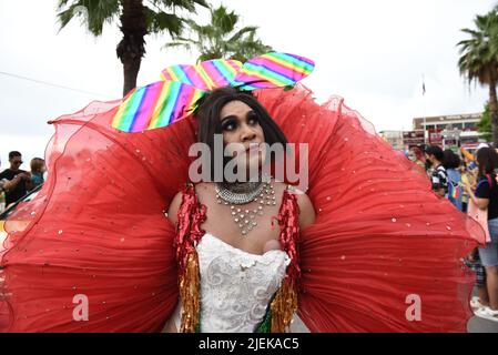 I membri e gli alleati della comunità LGBTQ+ partecipano a Pride all'evento "Pattaya International Pride Festival 2022" sulla seconda strada di Pattaya a Pattaya, in Thailandia, il 25 giugno 2022. Marching a Beach Road, Pattaya City, provincia di Chonburi, in Thailandia per celebrare il mese dell'orgoglio e sostenere l'uguaglianza di genere. (Foto di Teera Noisakran / Pacific Press/Sipa USA) Foto Stock