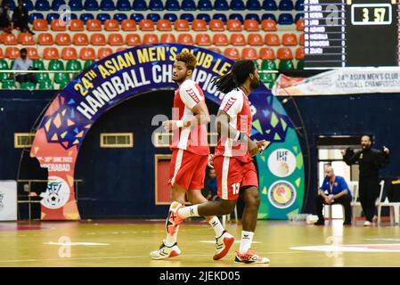 Hyderabad, India. 26th giugno 2022. Giorno 5 di 24th Asian Men's Club League Handball Championship Group Un round preliminare - prima partita disputata tra al Arabi del Qatar e al Qadsya del Kuwait a Hyderabad, India, il 26 giugno 2022. (Foto di Varun Kumar Mukhia/Pacific Press/Sipa USA) Credit: Sipa USA/Alamy Live News Foto Stock