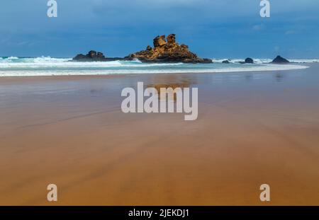 Bella spiaggia vuota di Castelejo in Alentejo, Portogallo Foto Stock
