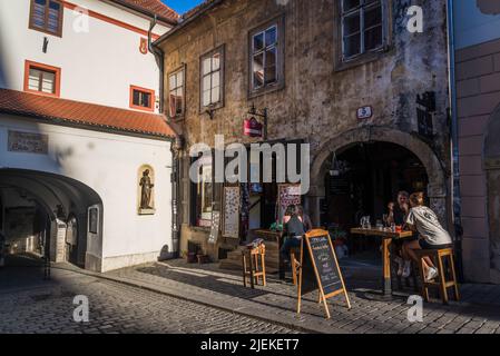 Cafe di fronte alla porta di pietra, una delle porte della città medievale è stato costruito tra il 1242 e il 1266 e ha avuto il suo aspetto attuale nel 18th secolo, T. Foto Stock