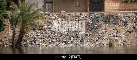 I rifiuti rovesciarono lungo il lato della riva del fiume, il Nilo Egitto Foto Stock